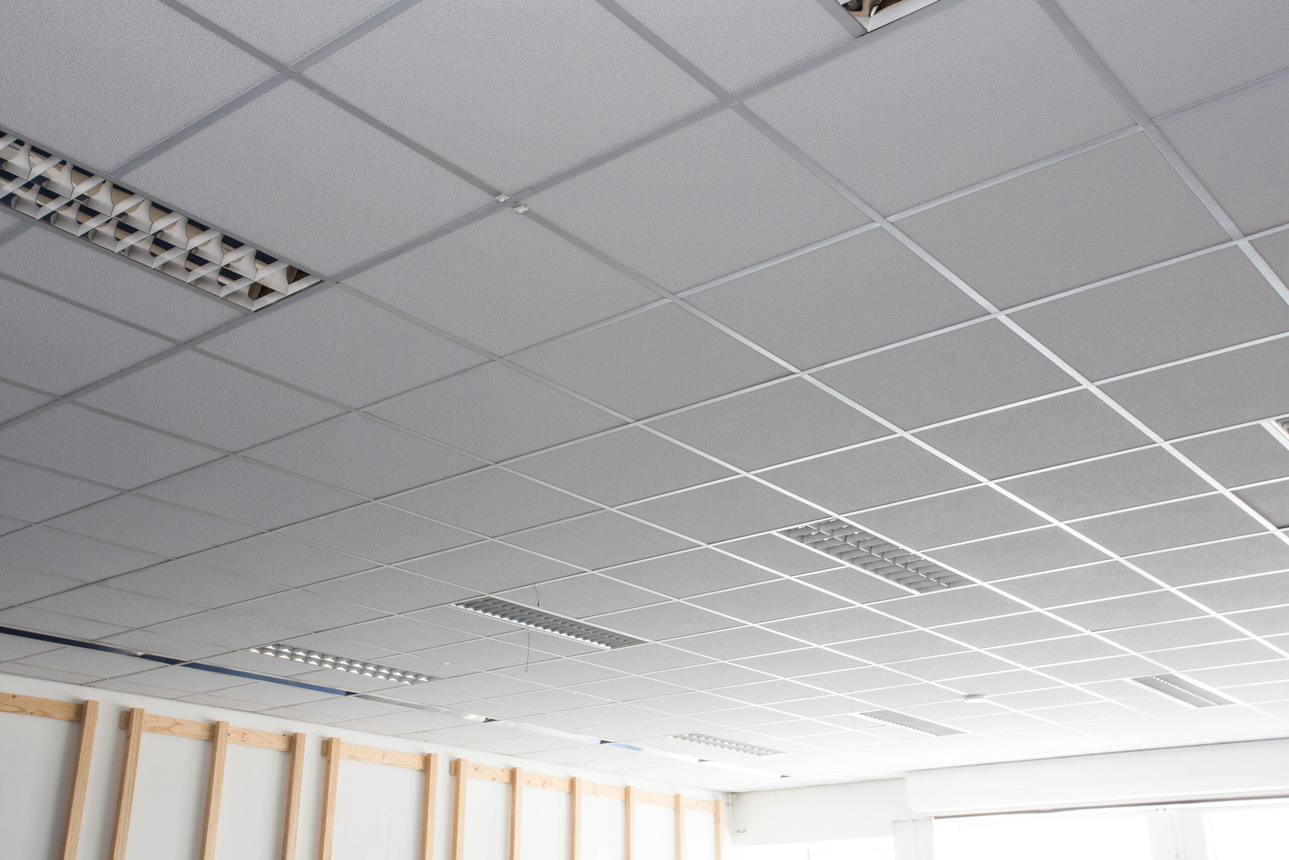 L’installation de plafonds suspendus à Marmande : la solution pour une rénovation réussie